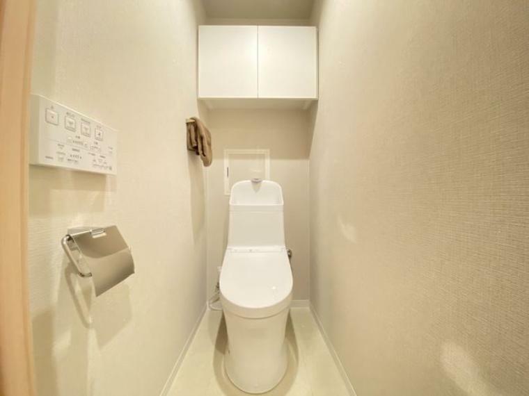 トイレ 水洗トイレは掃除が楽にできるため、清潔に保つことができます。収納もあり空間がスッキリ片付きますね