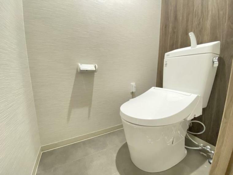 水洗トイレは掃除が楽にできるため、清潔に保つことができます。落ち着いた色合いのシンプルなトイレです