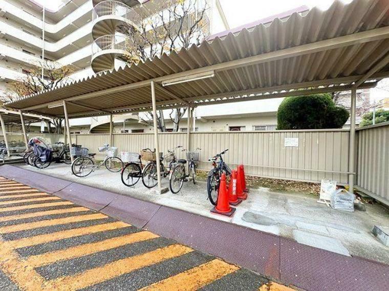 駐輪場 駐輪スペースもございます。コンビニやスーパーまで徒歩圏内の便利な立地で、毎日のお買い物も困りませんね。