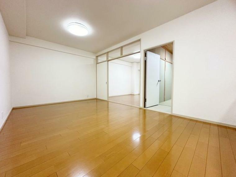 ダイニング 隣の洋室とつながっており、扉を開けると開放的な空間になります。
