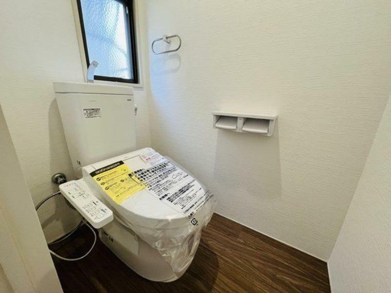トイレ 白を基調とした、清潔感のあるシンプルなデザインのトイレです。匂いがこもりがちなトイレも窓付きで換気ができますよ
