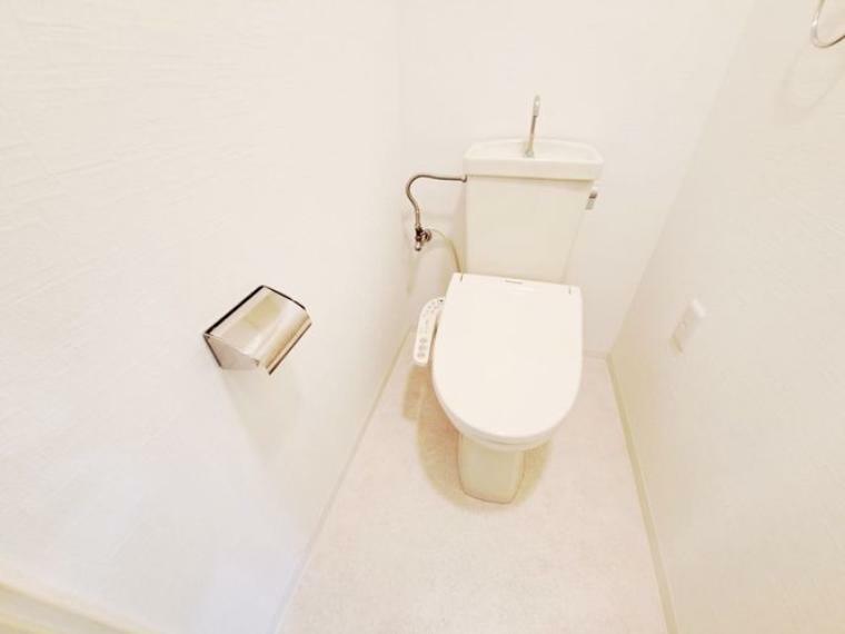 白を基調とした、清潔感のあるシンプルなデザインのトイレです！お家のご質問はお気軽にご相談ください！