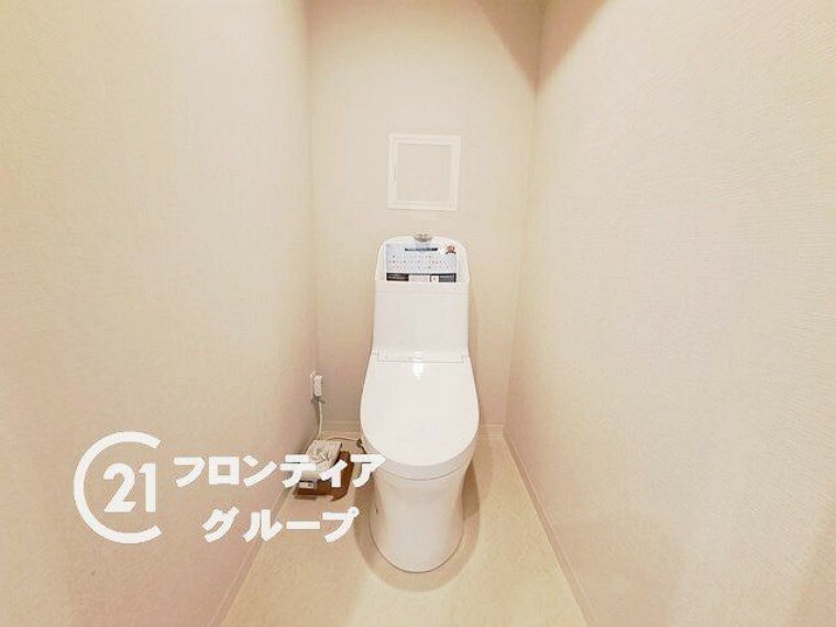 トイレ 白を基調とした清潔感のあるトイレです。水洗式なので衛生面も安心です。