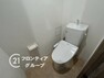 トイレ 白を基調とした、清潔感のあるシンプルなデザインのトイレです。水洗トイレは掃除が楽にできるため、清潔に保つことができます。