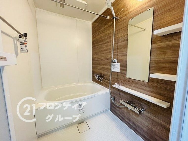 浴室 清潔感のある白を基調としたデザインです。綺麗なバスルームでリラックスできますね。