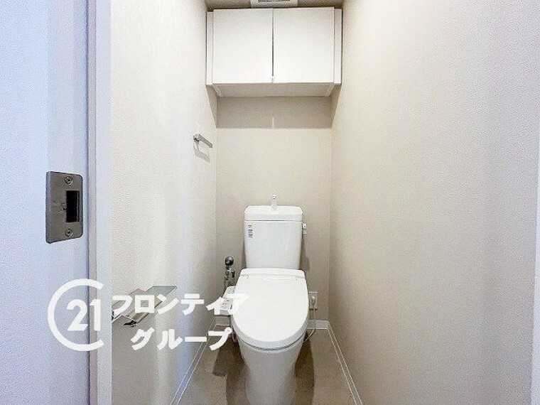トイレ 白を基調とした、清潔感のあるシンプルなデザインのトイレです。水洗トイレは掃除が楽にできるため、清潔に保つことができます。