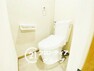 トイレ シンプルで落ち着くデザインのトイレです。白を基調とした、清潔感のあるシンプルなデザインのトイレです。