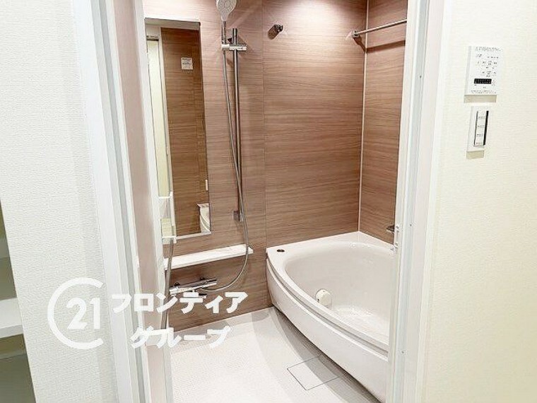 浴室 1日の疲れを癒すのにピッタリな浴室です。しっかり換気が出来る大きな窓付き。湿気がこもりやすい浴室も清潔に保てます。