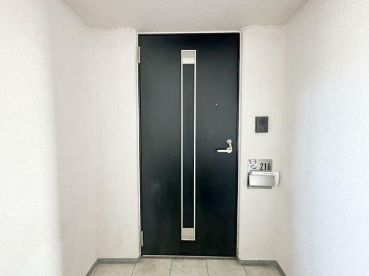 玄関 シンプルで落ち着くデザインの玄関です。広々としており、快適にお使いいただけます。
