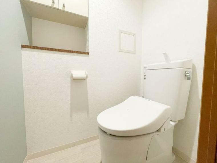 トイレ 白を基調とした、清潔感のあるシンプルなデザインのトイレです。