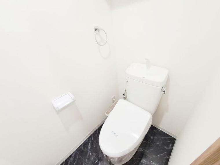 トイレ 水洗トイレは掃除が楽にできるため、清潔に保つことができます。温水便座で冬も安心。