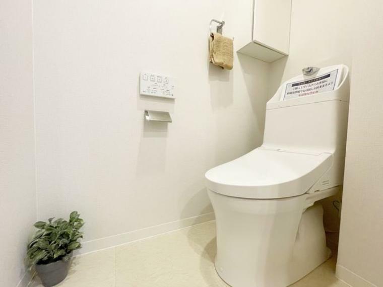 トイレ 白を基調とした、清潔感のあるシンプルなデザインのトイレです。多様化する住まいのお悩みを当社へお気軽にご相談下さい。