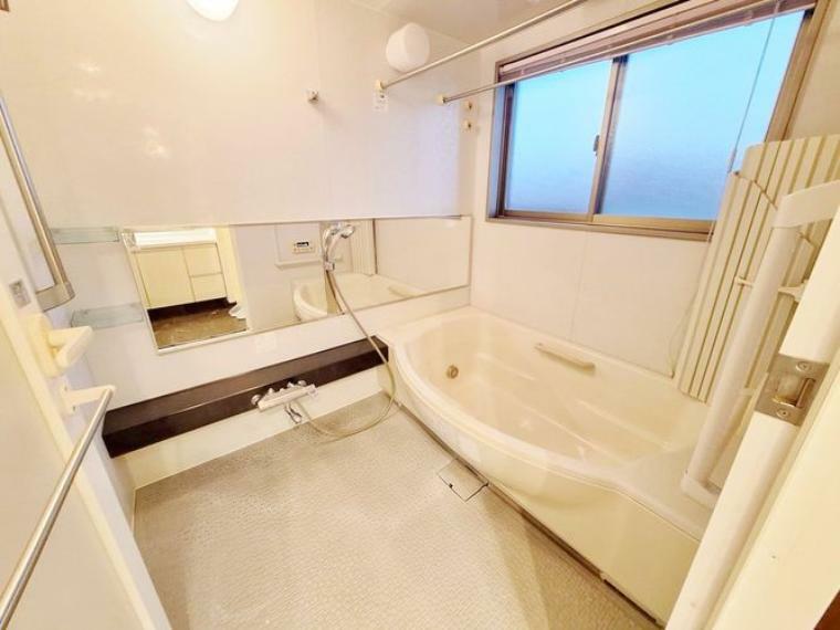 浴室 1日の疲れを癒すバスルームはしっかり換気が出来る大きな窓付き。湿気がこもりやすい浴室も清潔に保てます。