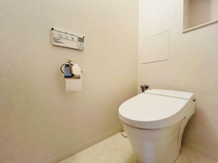 トイレ 念願のマイホーム購入をお手伝いいたします。白を基調とした、清潔感のあるシンプルなデザインのトイレです。