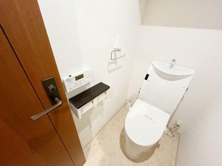 トイレ 白を基調とした、清潔感のあるシンプルなデザインのトイレです。紙巻き器もペーパーが2個設置できますね！