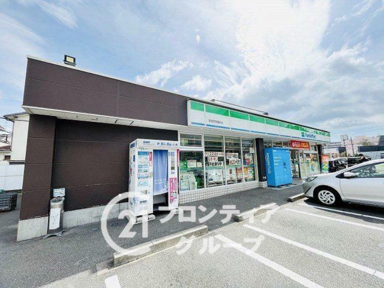 コンビニ ファミリーマート宝塚警察署前店 徒歩9分。