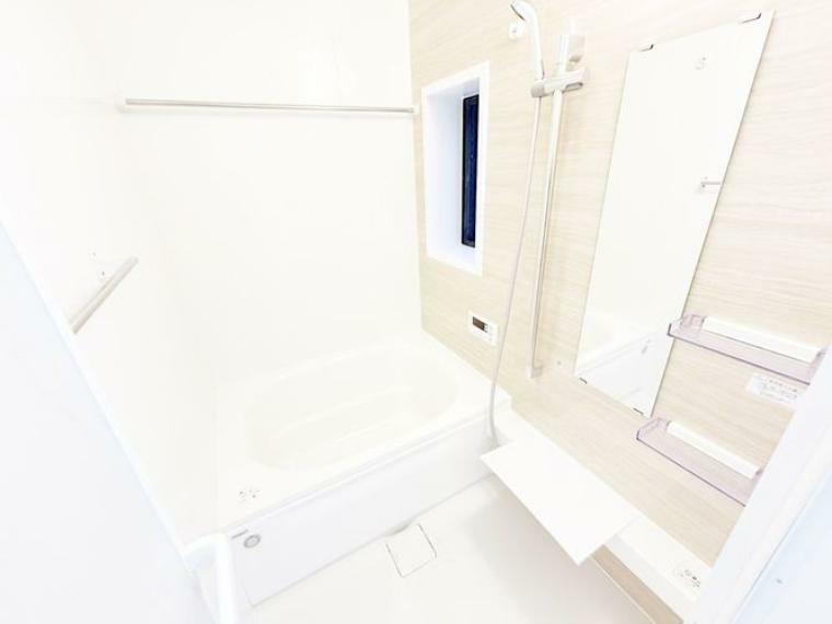 清潔感のある白を基調としたデザインです。綺麗なバスルームでリラックスできますね。