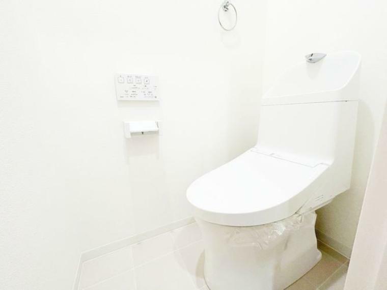 トイレ 綺麗なトイレは嬉しい温水洗浄便座付きです！スッキリした空間は掃除もしやすく綺麗な状態を保つ事ができますね！
