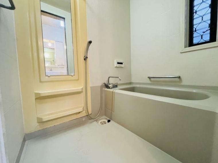浴室 ゆったりサイズのシャワー付きバスルームです。しっかり換気が出来る窓付き。湿気がこもりやすい浴室も清潔に保てます。