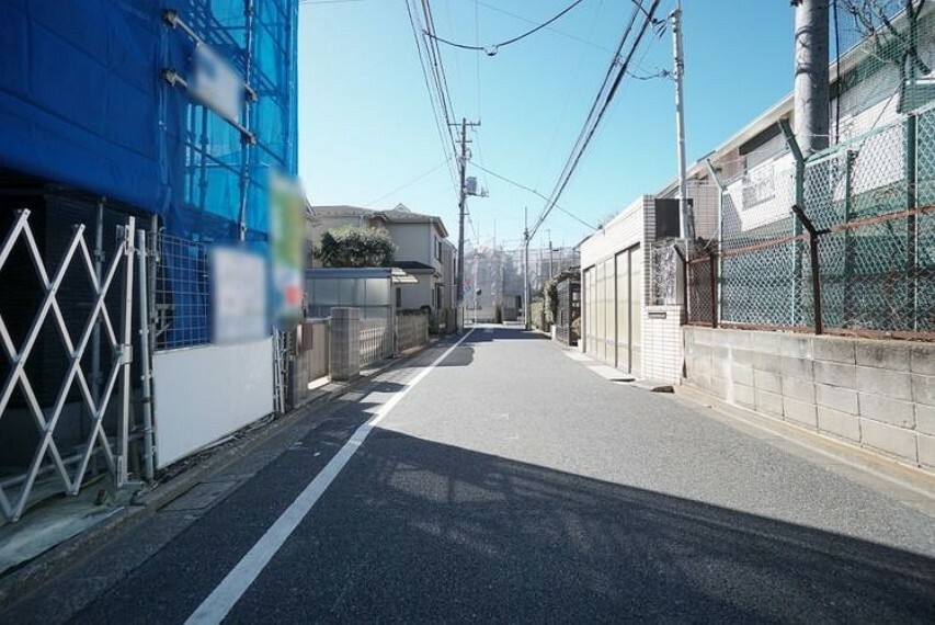 現況写真 スッキリと整備され見通しの良い道路。道がきれいだと我が家も見栄えが良くなりとても気分が良いですね。