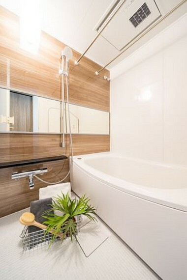 浴室 バスルームはゆったりとくつろぎ溢れる空間で、身体も心も癒されます。暖房・涼風・換気・乾燥機能付きで1年中快適です。