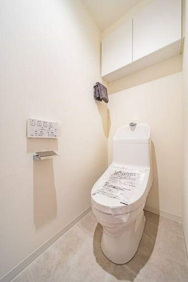 トイレ TOTO製洗浄便座付きトイレを設置しました。吊戸棚を備え付けているので、床に物を置かず、すっきり使えます。