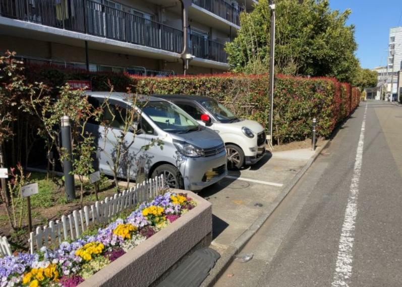 敷地内駐車場 駐車場と明記されていても、最小スペースでつくられた駐車場だと大型車は駐車できなかったり、出入りしにくくなったりする可能性があります。お車のサイズと購入したい物件の駐車場のサイズを現地で確認しましょう。