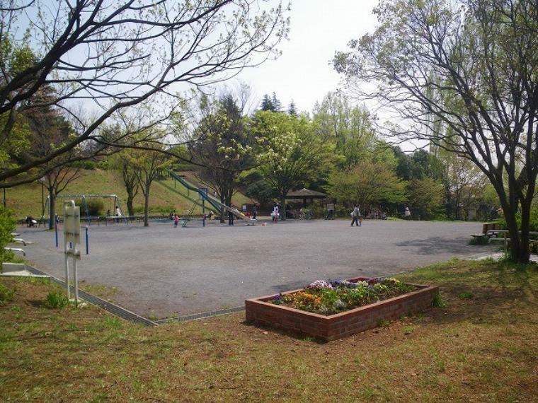 公園 新石川公園（●青葉区は公園の数が多く、子育てファミリーにもおすすめのエリアです。どの公園も定期的に植栽や遊具の管理が行き届き安心して遊べます。お子さまの日常を潤す大切な場所ですね●）
