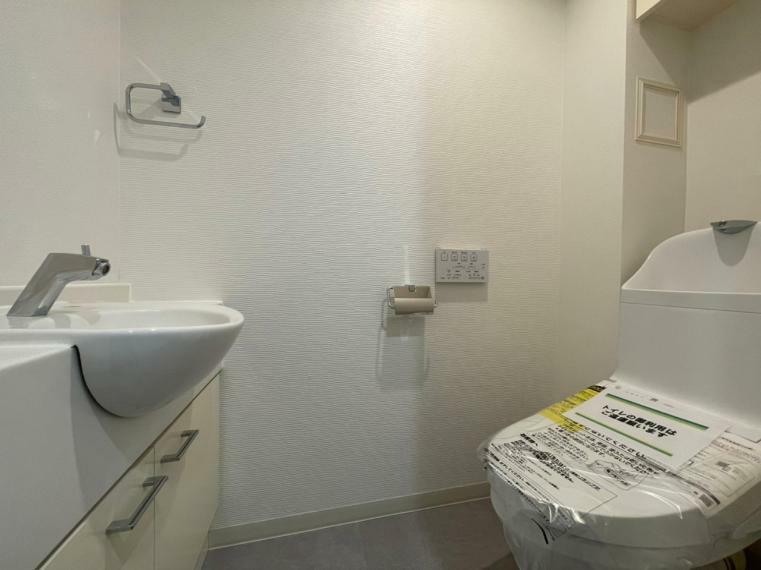 トイレ トイレ本体は基本的に白いため、同じく白い壁紙が統一感があり飽きの来ないシンプルなトイレです。またトイレマット等のインテリアアイテムとのコーディネートがしやすくなります。