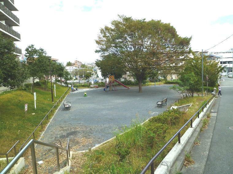 公園 荏田関耕地公園（●マンションの近くには徒歩圏内に公園が点在し、緑が豊富です。遊具が設置されている公園はお子さまの普段使いに大変重宝します●）