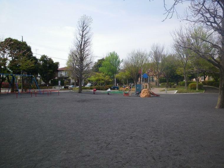 公園 楓公園（●昼下がりのんびり過ごすのにちょうどよい広さ。遊具やお砂場など小さなお子さまが十分楽しめる公園です●）