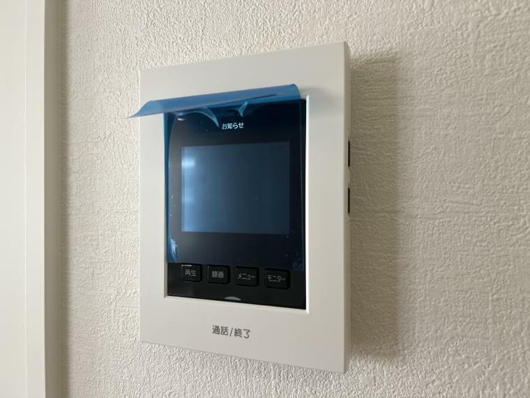 同仕様写真（内観） TVモニター付きインターホン　手放し通話ができ、 送話表示灯で送話・受話状態が確認できます。（同仕様）