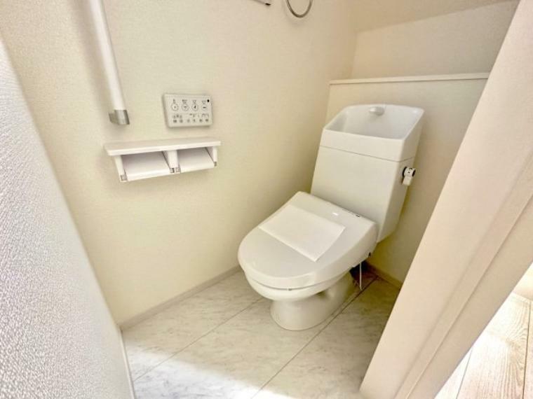 トイレ 【3号棟】節水型でエコなトイレには、今では当たり前のウォシュレット付き。便座を温める機能もついていて、居心地良くてトイレから出られなくなるかも！換気用に換気扇はもちろん、窓も着いているので常に快適です