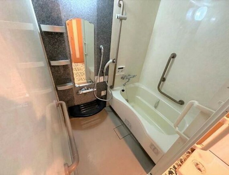 スタイリッシュな空間の浴室。落ち着いたバスタイムをお過ごしください