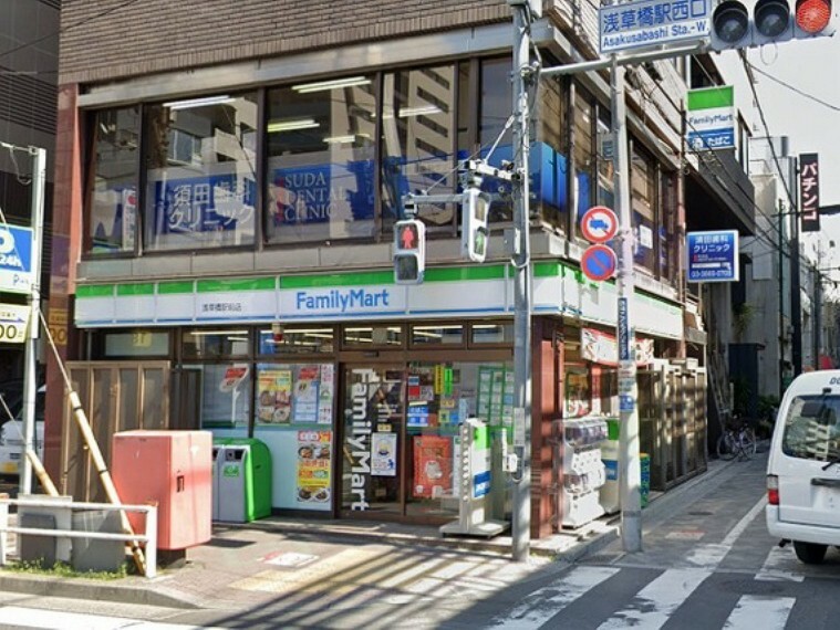 コンビニ 浅草橋駅前にあり、少し狭い店舗ですが便利です。