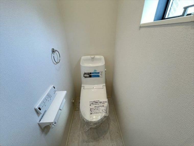 トイレ 2階トイレ:窓から光が入り明るく、換気することもできる個室。ペーパーホルダーの上に、芳香剤を置いたり小物を置くことができますね。（2024年6月14日撮影）