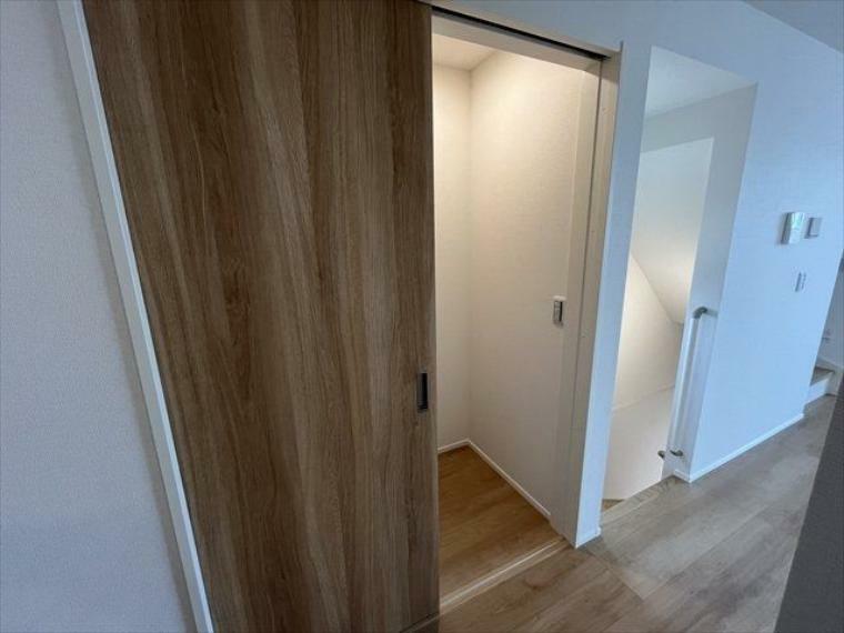 居間・リビング キッチン横には、トイレに繋がる廊下スペースがあります。扉が付いているので、冷暖房の空気が外へ逃げることなくエアコンの効率も良くなります。