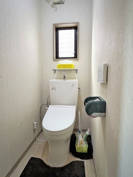 トイレ 快適な温水洗浄便座付きのトイレを完備。換気対策の窓があり、日中は電気をつけずに過ごせそうです。