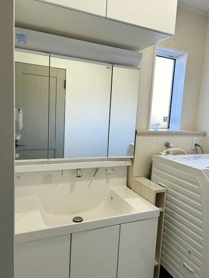 洗面化粧台 三面鏡付き洗面化粧台は三つ鏡が付いているため、左右の鏡を動かすことで横や後ろ向きの姿をチェックできます。