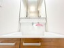 洗面化粧台 3面鏡にもなる洗面台は収納豊富ですっきり収納できますね。