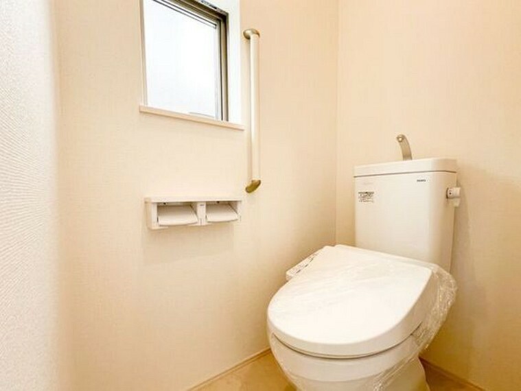 トイレ トイレには窓がございますので、陽ざしが入り明るい空間です。