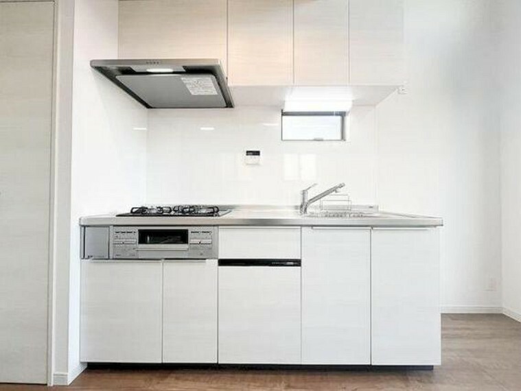 キッチン システムキッチンの収納は、デッドスペースになりやすいキャビネット内を有効活用できる、スライド式収納を採用しました。