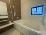 浴室 L号棟の浴室。ユニットバスパネルは、癒しと落ち着きの薄茶系、脚を伸ばして湯に浸かり心と体を労わって下さい。