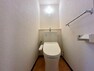 トイレ トイレはシャープでシンプルなデザイン。