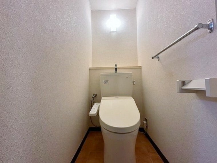 トイレ トイレはシャープでシンプルなデザイン。