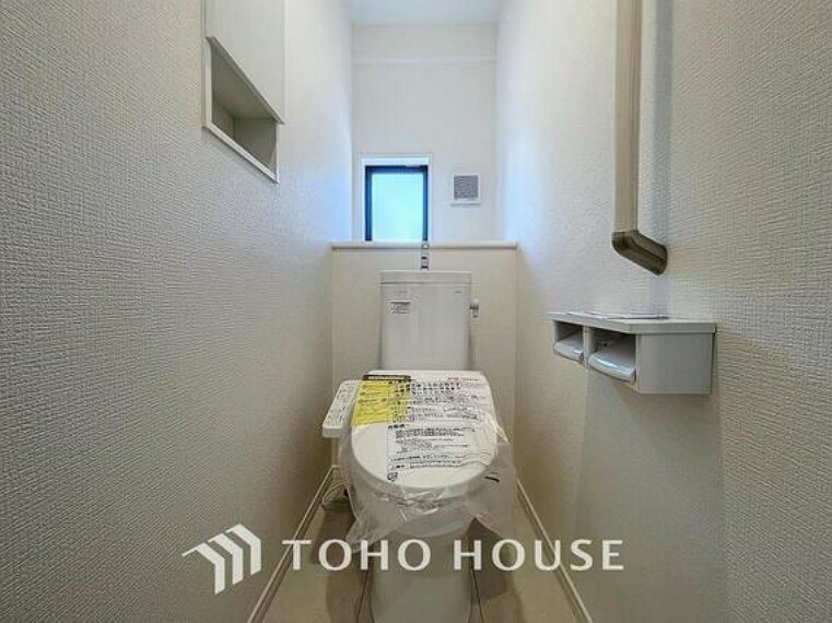 トイレ 「温水洗浄便座付きトイレ」収納スペースが完備されているトイレは、清潔感のあるホワイトで統一しました。いつも清潔な空間であって頂けるよう配慮された造りです。