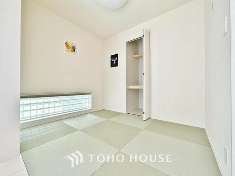 和室 日本で生まれた世界に誇る文化の一つ、和み室こと畳コーナーで、畳がある幸せを満喫して頂けます。