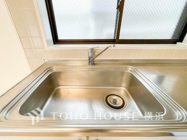 【キッチン】一つのレバーで流量・温度の調節ができ、節水もしやすい蛇口です。