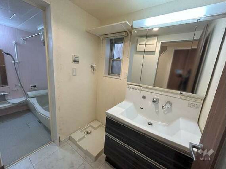 脱衣場 お掃除のしやすいハイバックタイプのシャワー付き洗面台。三面鏡で収納も充実しています。
