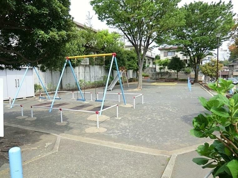 公園 菅田利倉公園 住宅街のスタンダードな公園です。公園の設備には水飲み・手洗い場があります。